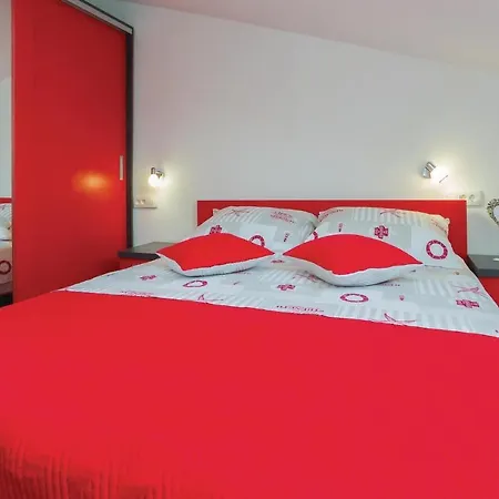 1 Bedroom Awesome In Apartment Makarska