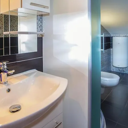 1 Bedroom Gorgeous Apartment In Makarska *